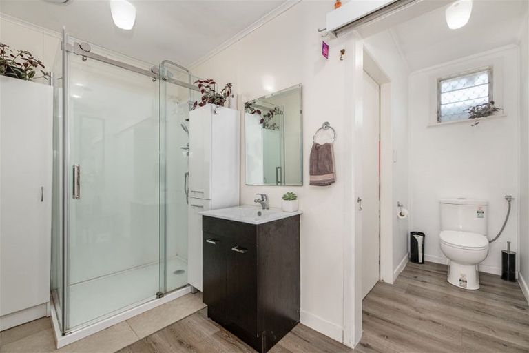 Photo of property in 2/176 Henderson Valley Road, Henderson, Auckland, 0612