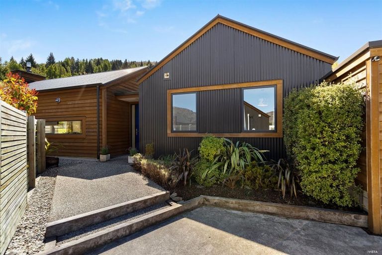 Photo of property in 16 Harrys Close, Arthurs Point, Queenstown, 9371