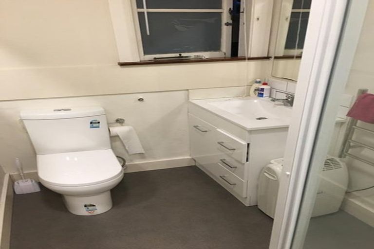 Photo of property in 25 Harbour View Road, Northland, Wellington, 6012