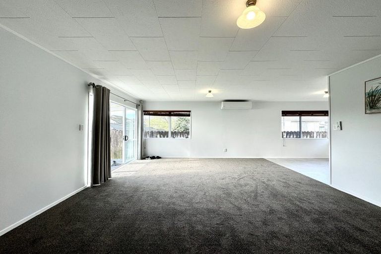 Photo of property in 1/6 Kirklow Place, Goodwood Heights, Auckland, 2105