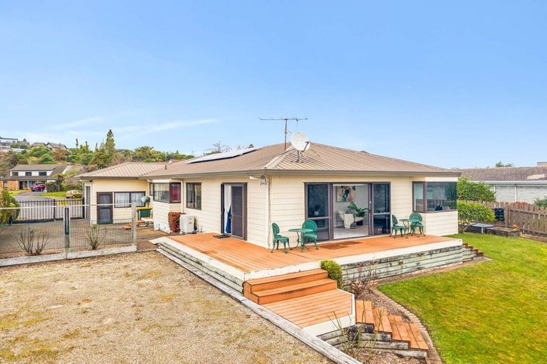 Photo of property in 10 Gemini Place, Kawaha Point, Rotorua, 3010