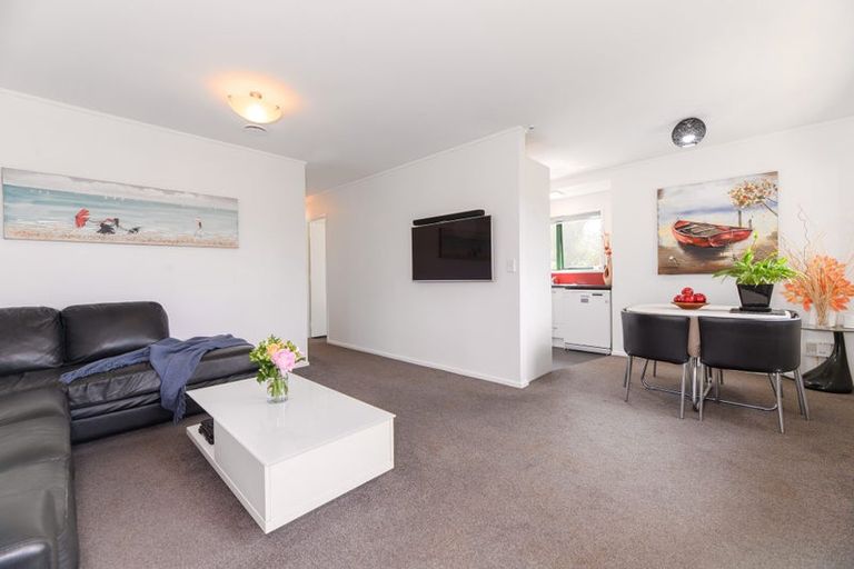 Photo of property in 2b Porter Avenue, Te Atatu South, Auckland, 0610