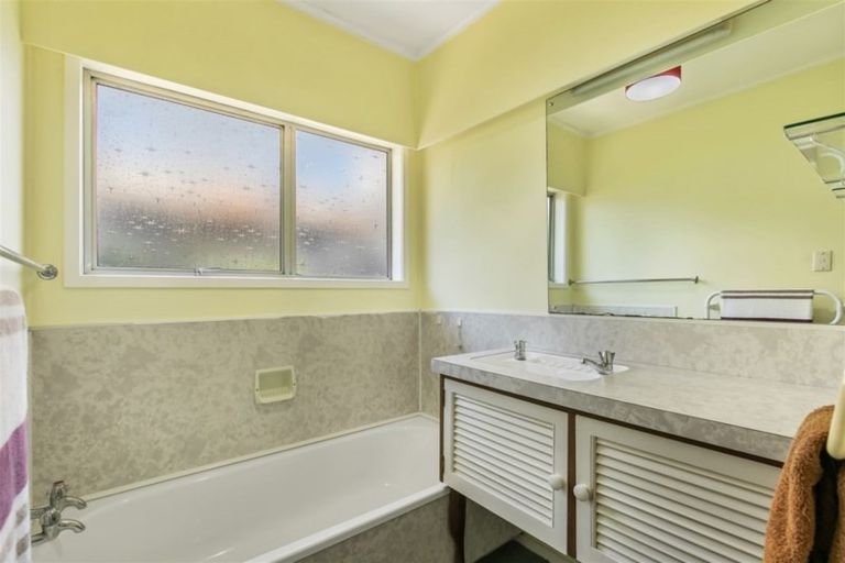 Photo of property in 70 Marlborough Avenue, Glenfield, Auckland, 0629