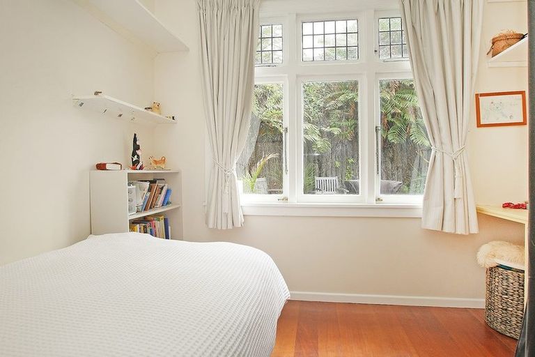 Photo of property in 6 Valley Street, Island Bay, Wellington, 6023