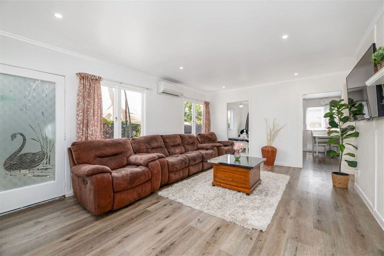 Photo of property in 2/176 Henderson Valley Road, Henderson, Auckland, 0612