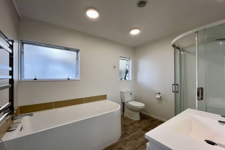 Photo of property in 2/5 Woodall Place, Totara Vale, Auckland, 0627