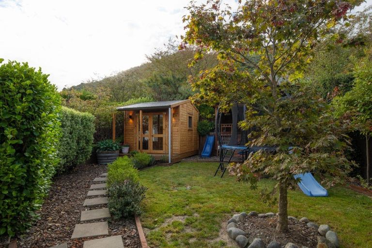 Photo of property in 24 Waimarama Street, Waikawa, Picton, 7220