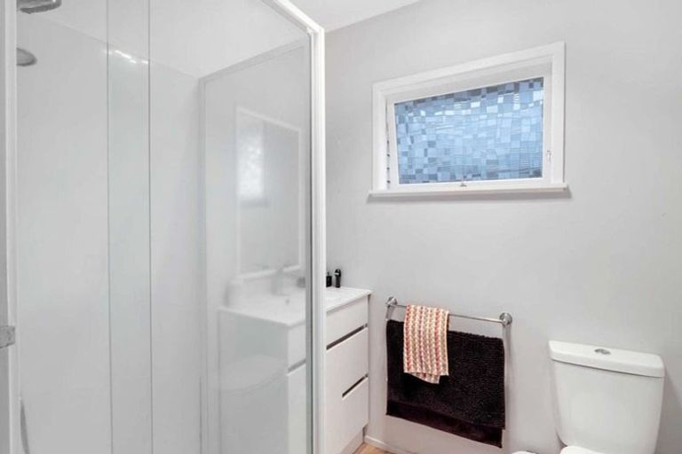 Photo of property in 2/8 Wykeham Place, Glenfield, Auckland, 0629