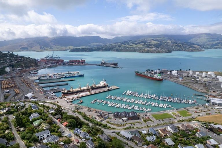 Photo of property in 18 Dudley Road, Lyttelton, 8082