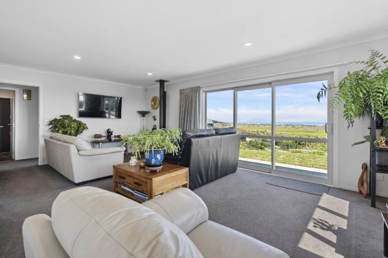 Photo of property in 17 Uxbridge Terrace, Waikawa Beach, Levin, 5573