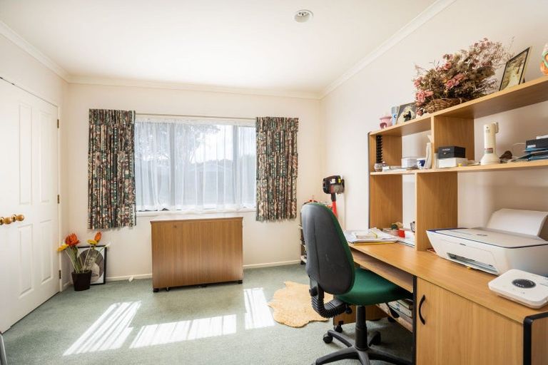 Photo of property in 16 Kinross Drive, Merrilands, New Plymouth, 4312