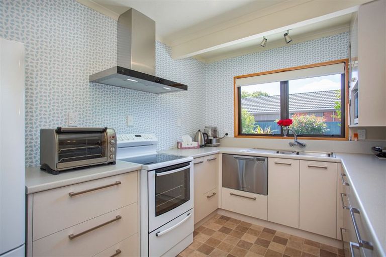 Photo of property in 2/110 Saint James Avenue, Papanui, Christchurch, 8053