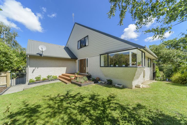 Photo of property in 7 Hillgrove Place, Fitzherbert, Palmerston North, 4410