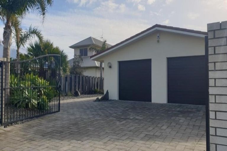 Photo of property in 69 Karewa Parade, Papamoa Beach, Papamoa, 3118