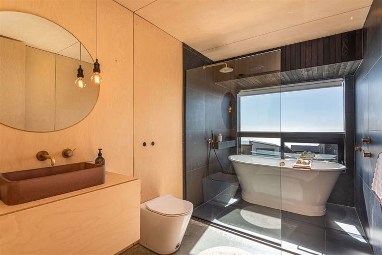 Photo of property in 5 Sowerby Place, Richmond Hill, Christchurch, 8081