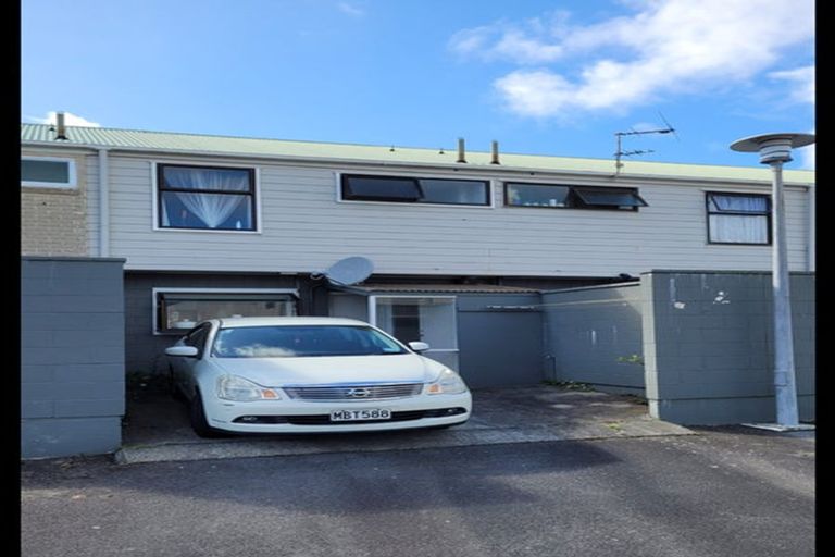 Photo of property in Lynbrae Court Flats, 19/4 Dr Taylor Terrace, Johnsonville, Wellington, 6037