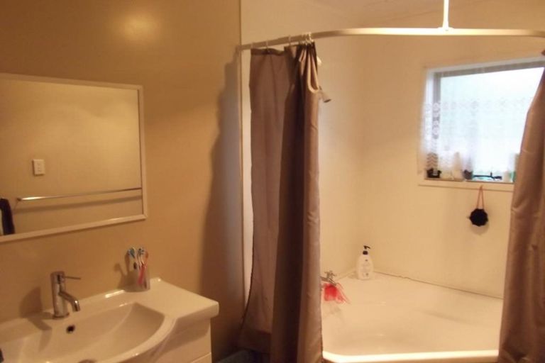 Photo of property in 79 Target Road, Totara Vale, Auckland, 0629