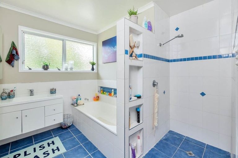 Photo of property in 2/4202a Great North Road, Glendene, Auckland, 0602