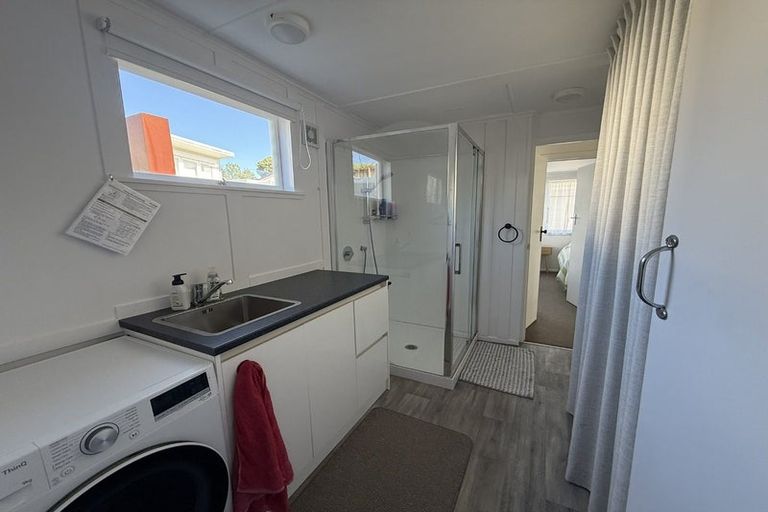 Photo of property in 15 Karoro Road, One Tree Point, 0118