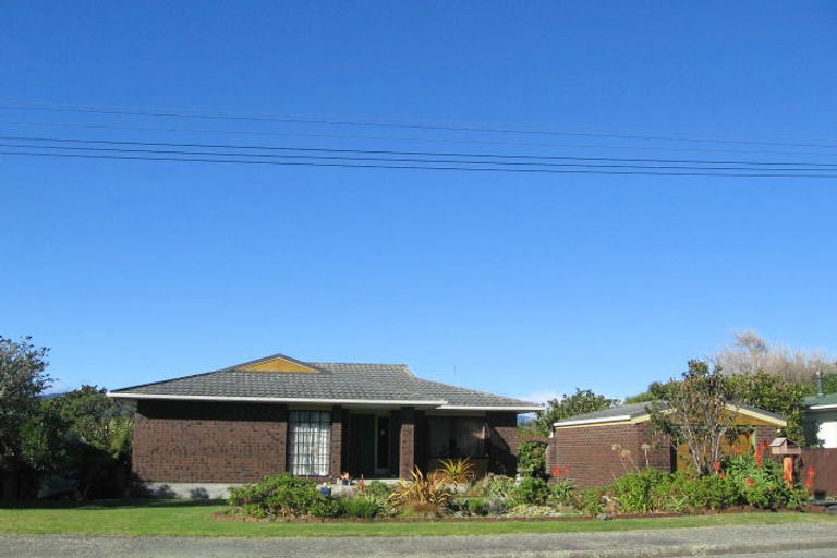 Photo of property in 18 Mahoe Street, Otaki Beach, Otaki, 5512