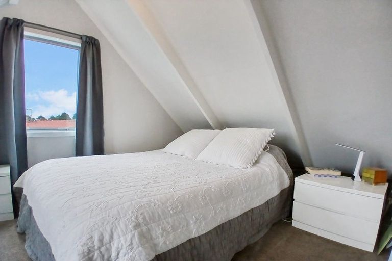 Photo of property in 2/23 Park Road, Glenfield, Auckland, 0629