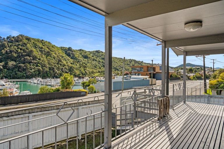 Photo of property in 62 Waikawa Road, Picton, 7220