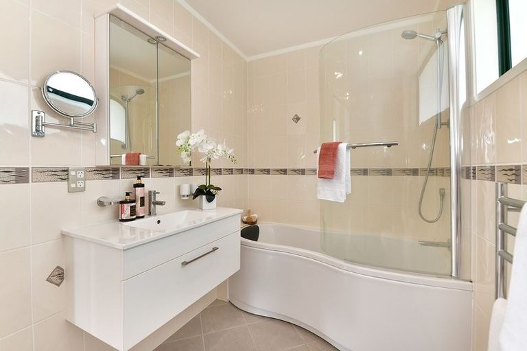 Photo of property in 45 Tindalls Bay Road, Tindalls Beach, Whangaparaoa, 0930