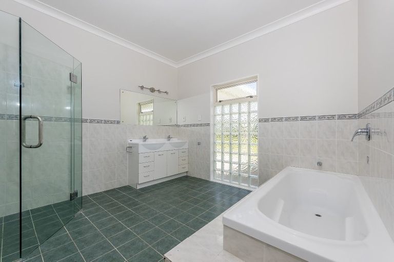 Photo of property in 154 Boord Crescent, Kumeu, 0891