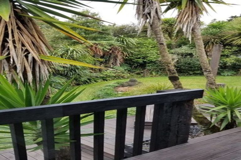 Photo of property in 48 Turanga Road, Henderson Valley, Auckland, 0612