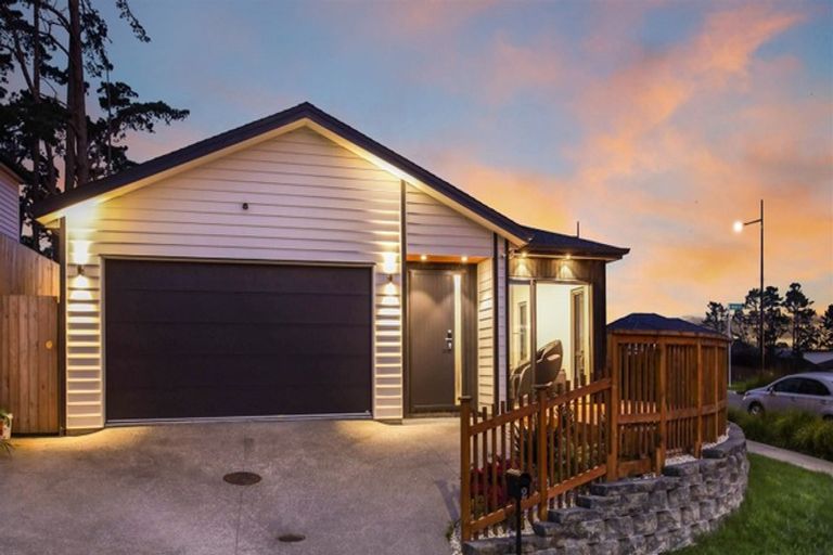 Photo of property in 2 Barrique Road, Kumeu, 0810