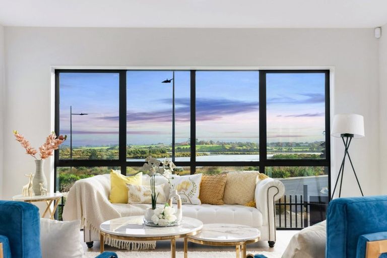 Photo of property in 8 Evergreen Parade, Rosehill, Papakura, 2113