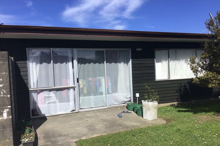 Photo of property in 27a-b Cheyne Walk, Newlands, Wellington, 6037