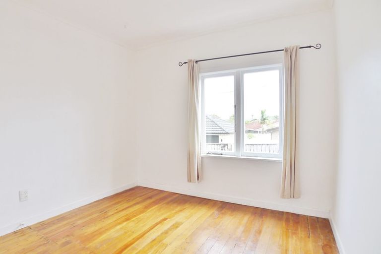 Photo of property in 127 View Road, Sunnyvale, Auckland, 0612