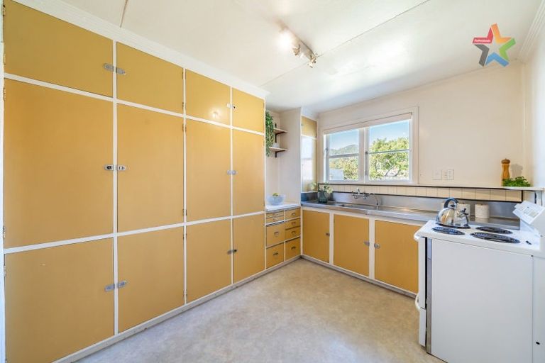 Photo of property in 6 Foster Street, Taita, Lower Hutt, 5011