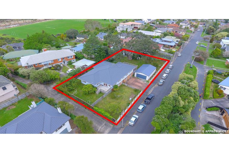 Photo of property in 24 Howard Road, Northcote, Auckland, 0627