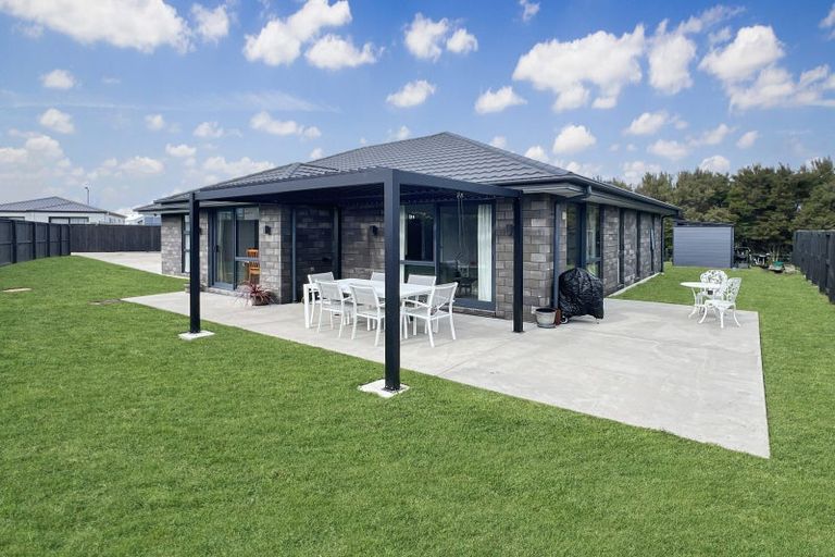 Photo of property in 3 Omahuru Road, Glenbrook, 2681