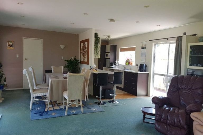 Photo of property in 38 Deverell Place, Northcross, Auckland, 0632