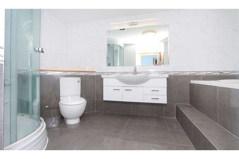 Photo of property in 24 Howard Road, Northcote, Auckland, 0627