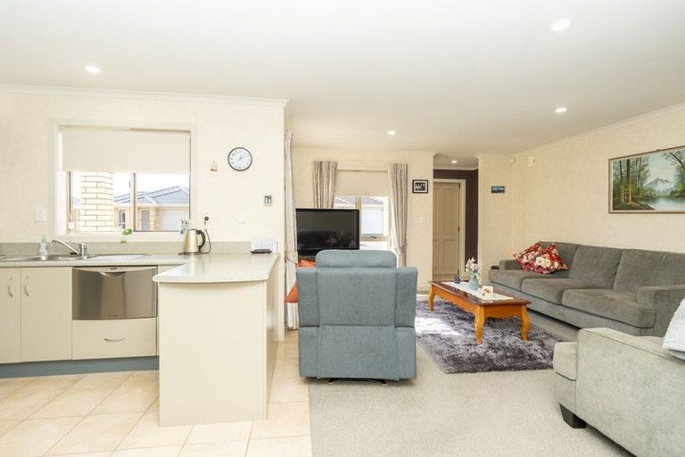 Photo of property in 69 Sovereign Isle Lane, Rototuna, Hamilton, 3210