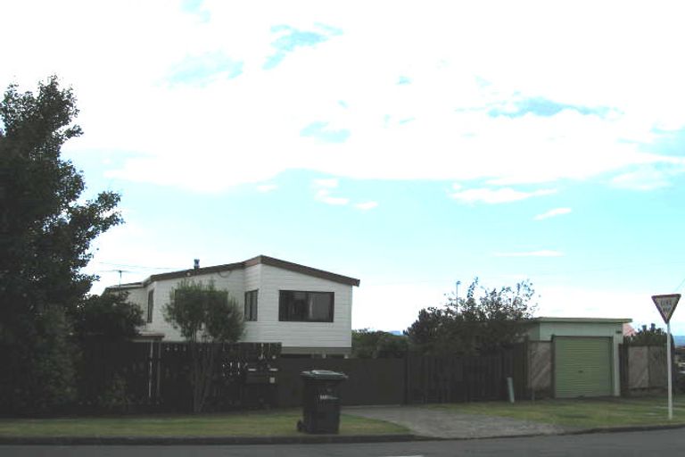 Photo of property in 1/1 Mizpah Road, Waiake, Auckland, 0630