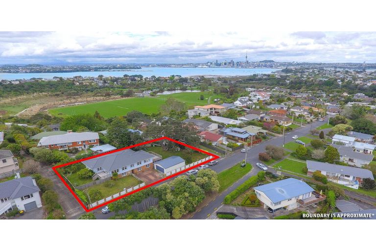 Photo of property in 24 Howard Road, Northcote, Auckland, 0627