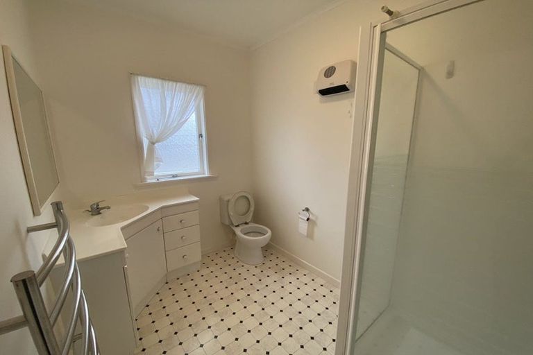 Photo of property in 194 East Coast Road, Forrest Hill, Auckland, 0620