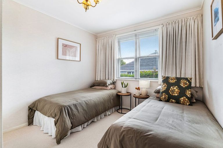 Photo of property in 18 Selwyn Crescent, Forrest Hill, Auckland, 0620