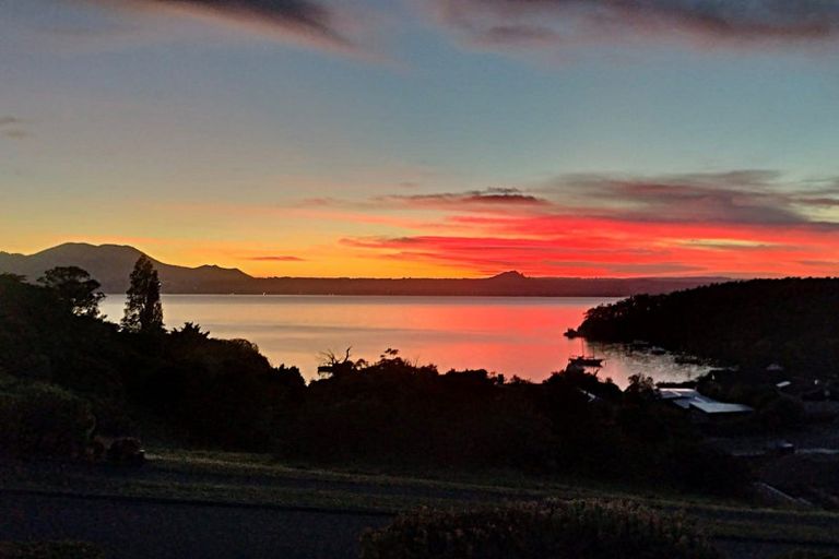 Photo of property in 19 Te Urunga Place, Acacia Bay, Taupo, 3330