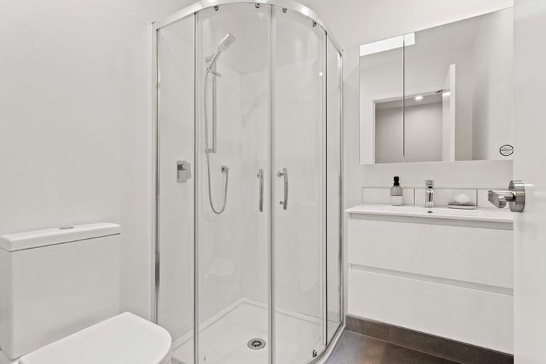 Photo of property in 21 Meg Lane, Glen Eden, 0602