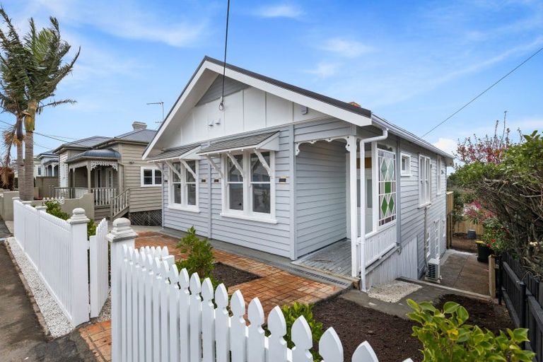 Photo of property in 94 Calliope Road, Stanley Point, Auckland, 0624