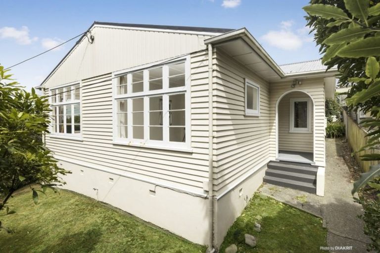 Photo of property in 11 Norfolk Street, Northland, Wellington, 6012