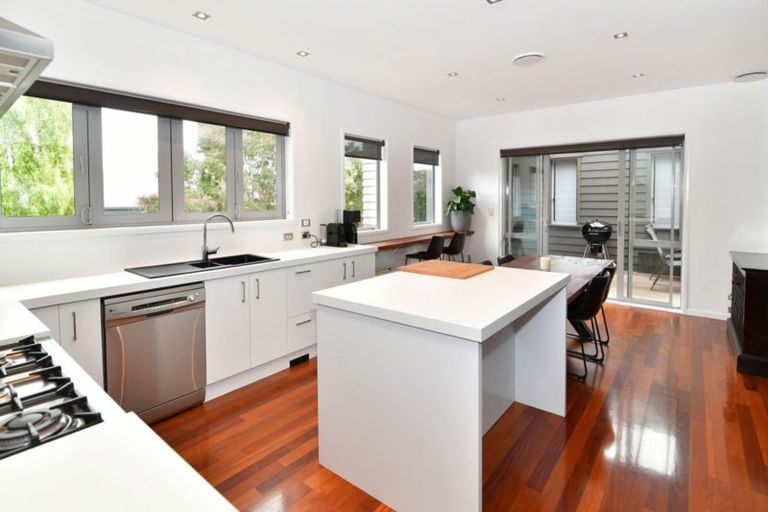 Photo of property in 2 Andre Rise, Stanmore Bay, Whangaparaoa, 0932