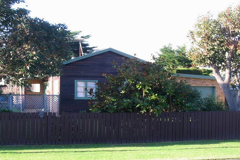 Photo of property in 33 Rangihiroa Street, Waikanae Beach, Waikanae, 5036