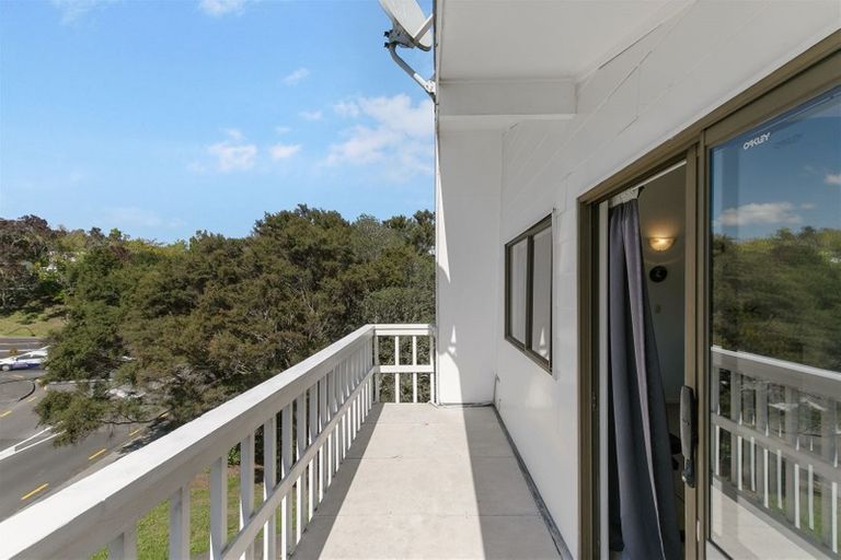 Photo of property in 69 Easton Park Parade, Glenfield, Auckland, 0629